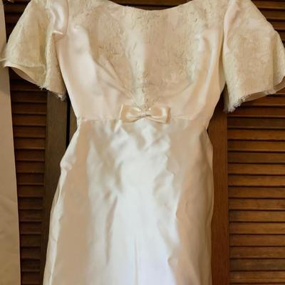 Ladies 1968 Ivory Wedding Dress with long train Size 3