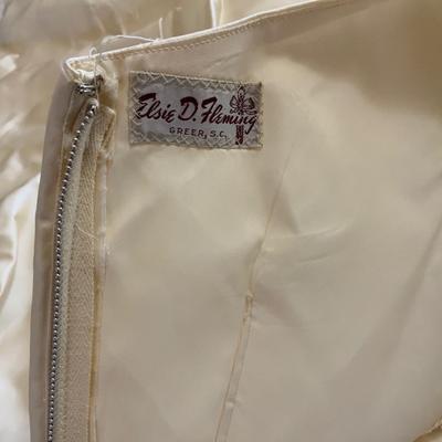 Ladies 1968 Ivory Wedding Dress with long train Size 3