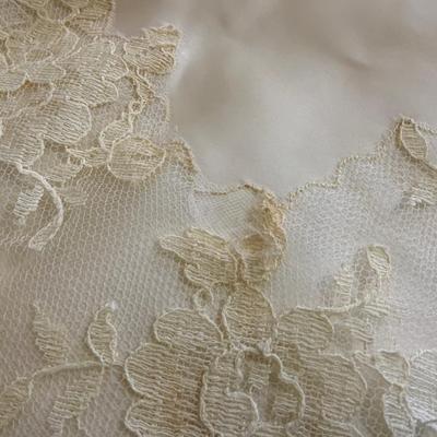 Ladies 1968 Ivory Wedding Dress with long train Size 3