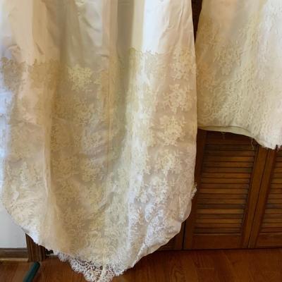Ladies 1968 Ivory Wedding Dress with long train Size 3