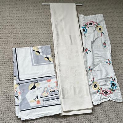 Lot 130 1 vintage square tablecloth, 1 large white tablecloth, 1 small runner