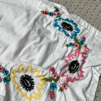 Lot 130 1 vintage square tablecloth, 1 large white tablecloth, 1 small runner