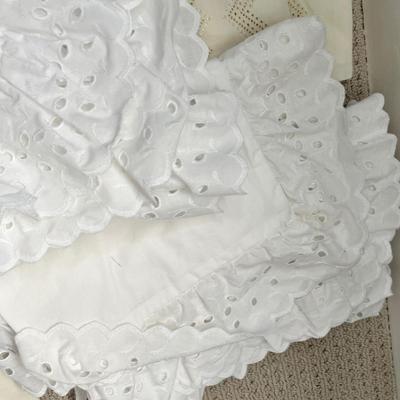 Lot 131 6 pillowcases and 4 shams (white and off-white)