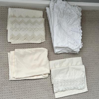 Lot 131 6 pillowcases and 4 shams (white and off-white)