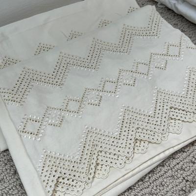 Lot 131 6 pillowcases and 4 shams (white and off-white)