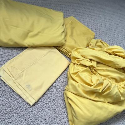 Lot 134 Yellow and tan queen sheet sets