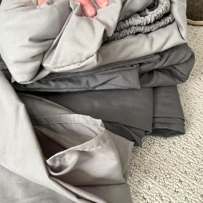 Lot 136 Dark grey and light grey sheet sets (Q)
