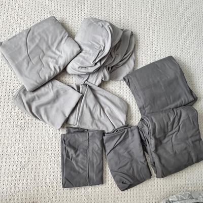 Lot 136 Dark grey and light grey sheet sets (Q)