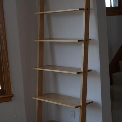 ANGLED LADDER BOOKCASE OF LIGHT-COLORED WOOD 7FT