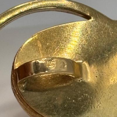 LOT 306: Virgin Mary/Madonna 18k Gold Pendant 11.7g