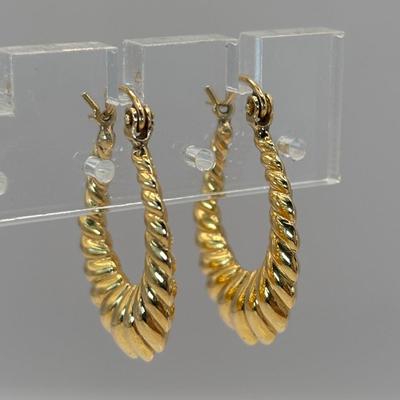 LOT:309: Gold Ribbed 14K Hoop Earrings 2.5g