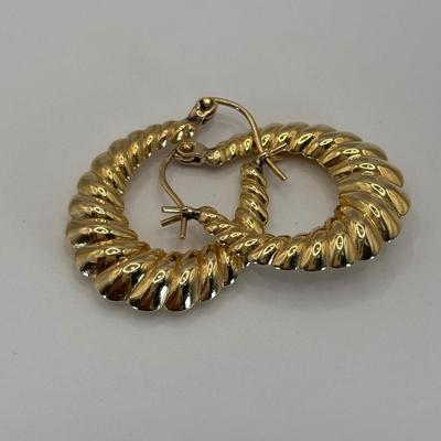 LOT:309: Gold Ribbed 14K Hoop Earrings 2.5g