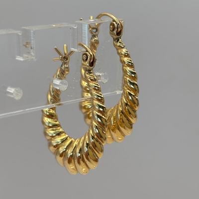 LOT:309: Gold Ribbed 14K Hoop Earrings 2.5g