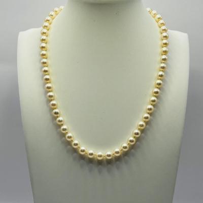 LOT 319: Beautiful Vintage Strand of Cultured Pearls, Clasp Marked 14K White Gold 17" Long