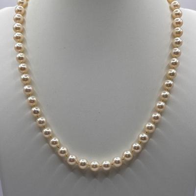 LOT 319: Beautiful Vintage Strand of Cultured Pearls, Clasp Marked 14K White Gold 17" Long