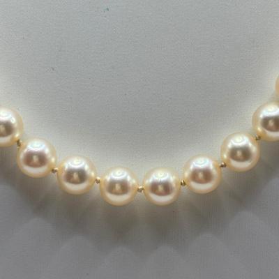 LOT 319: Beautiful Vintage Strand of Cultured Pearls, Clasp Marked 14K White Gold 17" Long