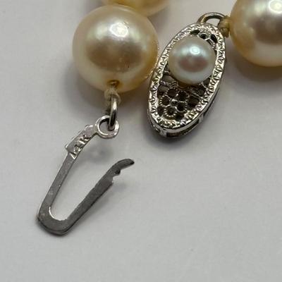 LOT 319: Beautiful Vintage Strand of Cultured Pearls, Clasp Marked 14K White Gold 17" Long