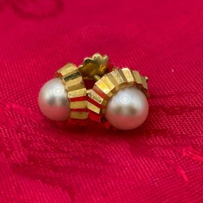 LOT 321: Vintage Cultured Pearl with 18K Gold Pierced Post Earrings with Screw Backs 1.4 gtw
