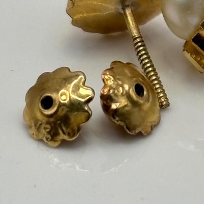 LOT 321: Vintage Cultured Pearl with 18K Gold Pierced Post Earrings with Screw Backs 1.4 gtw