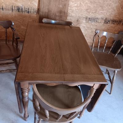DROP LEAF TABLE WITH 4 CHAIRS AND 2 LEAVES
