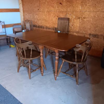 DROP LEAF TABLE WITH 4 CHAIRS AND 2 LEAVES