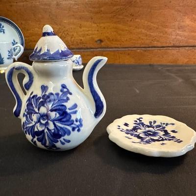 Lot of Blue Patterend Tea Sets