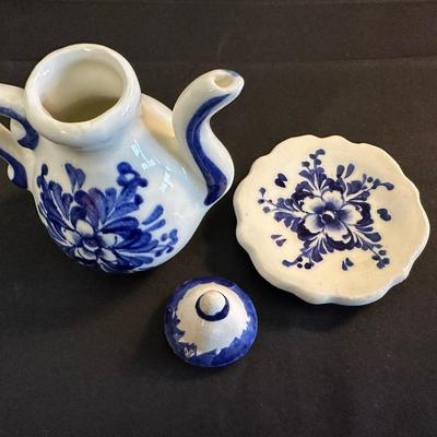 Lot of Blue Patterend Tea Sets