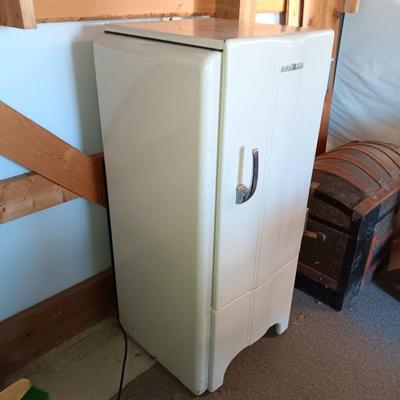 WORKING RETRO GE REFRIGERATOR/FREEZER