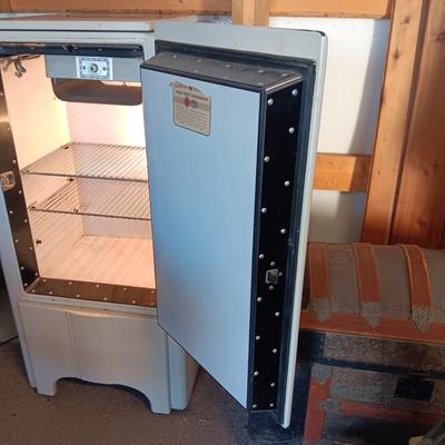 WORKING RETRO GE REFRIGERATOR/FREEZER