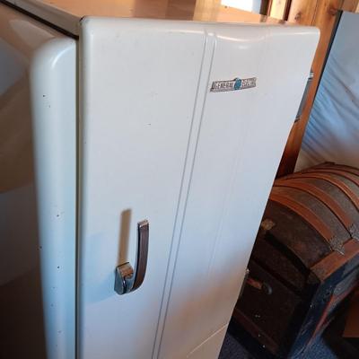 WORKING RETRO GE REFRIGERATOR/FREEZER