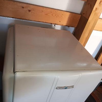 WORKING RETRO GE REFRIGERATOR/FREEZER