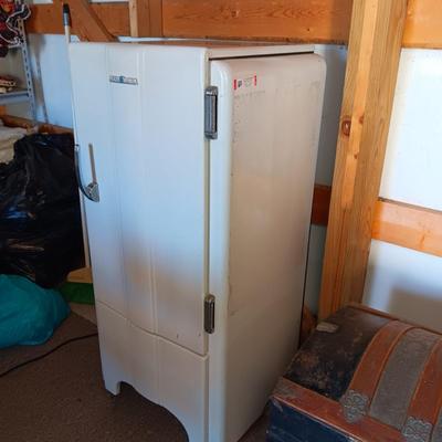 WORKING RETRO GE REFRIGERATOR/FREEZER