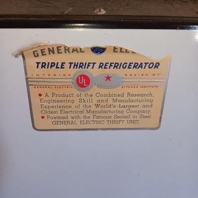 WORKING RETRO GE REFRIGERATOR/FREEZER