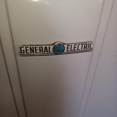 WORKING RETRO GE REFRIGERATOR/FREEZER