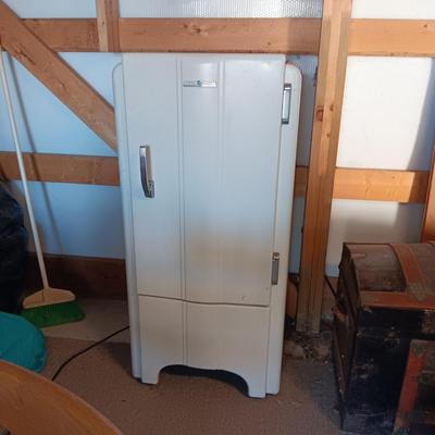 WORKING RETRO GE REFRIGERATOR/FREEZER