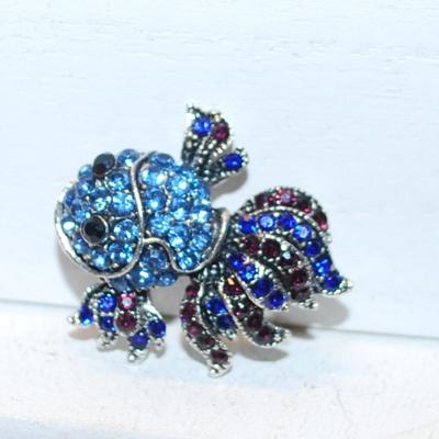 Light & Dark Blue Stones Goldfish BROOCH (1¼" x 1¼") on a Silver Tone Setting