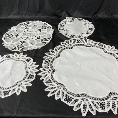Lot of Vintage to now Placemats, Napkins and doilies.