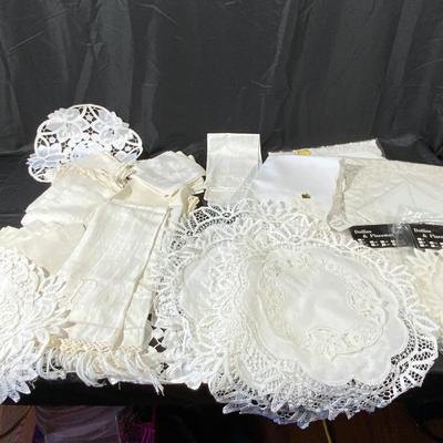 Lot of Vintage to now Placemats, Napkins and doilies.