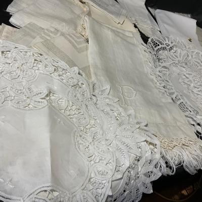 Lot of Vintage to now Placemats, Napkins and doilies.