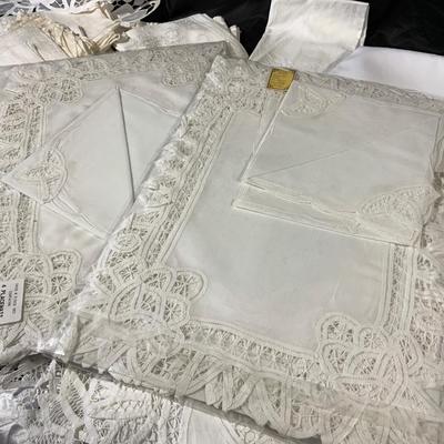 Lot of Vintage to now Placemats, Napkins and doilies.