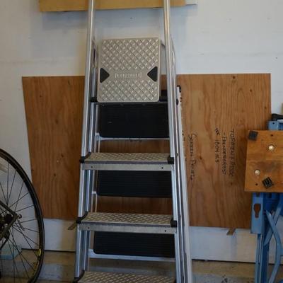 LEIFHEIT FOUR STEP FOLD UP LADDER