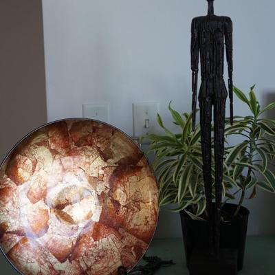 METAL SCULPTURE OF RODS OF STEEL PAINTED. GLASS PLATE OF 14"