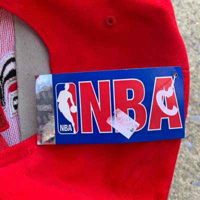 LOT 261 B: NWT Sixers Allen Iverson #3 Champion Basketball Jersey Size Medium & Baseball Hat