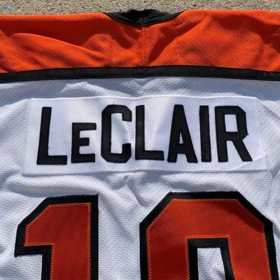 LOT 262 A: NHL Philadelphia Flyers Leclair & Lindros Jerseys Size Junior Small / Medium & Large / X-Large