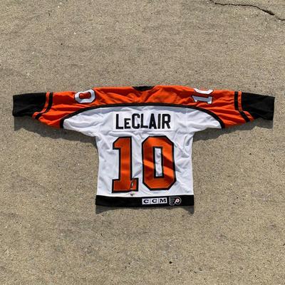 LOT 262 A: NHL Philadelphia Flyers Leclair & Lindros Jerseys Size Junior Small / Medium & Large / X-Large