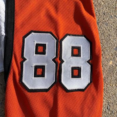 LOT 262 A: NHL Philadelphia Flyers Leclair & Lindros Jerseys Size Junior Small / Medium & Large / X-Large