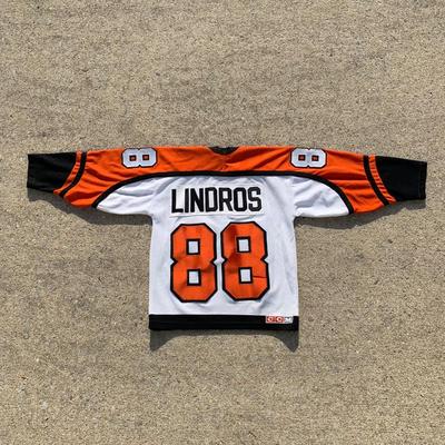 LOT 262 A: NHL Philadelphia Flyers Leclair & Lindros Jerseys Size Junior Small / Medium & Large / X-Large