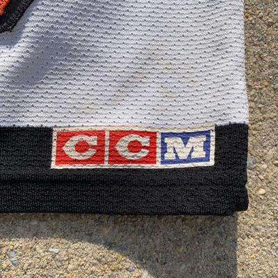 LOT 262 A: NHL Philadelphia Flyers Leclair & Lindros Jerseys Size Junior Small / Medium & Large / X-Large