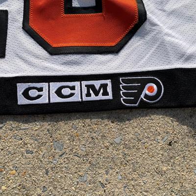 LOT 262 A: NHL Philadelphia Flyers Leclair & Lindros Jerseys Size Junior Small / Medium & Large / X-Large