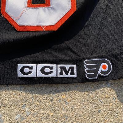 LOT 262 A: NHL Philadelphia Flyers Leclair & Lindros Jerseys Size Junior Small / Medium & Large / X-Large